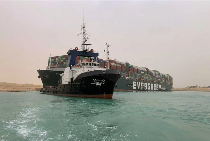 Canal de Suez: continúa bloqueo que podría afectar el transporte marítimo durante meses