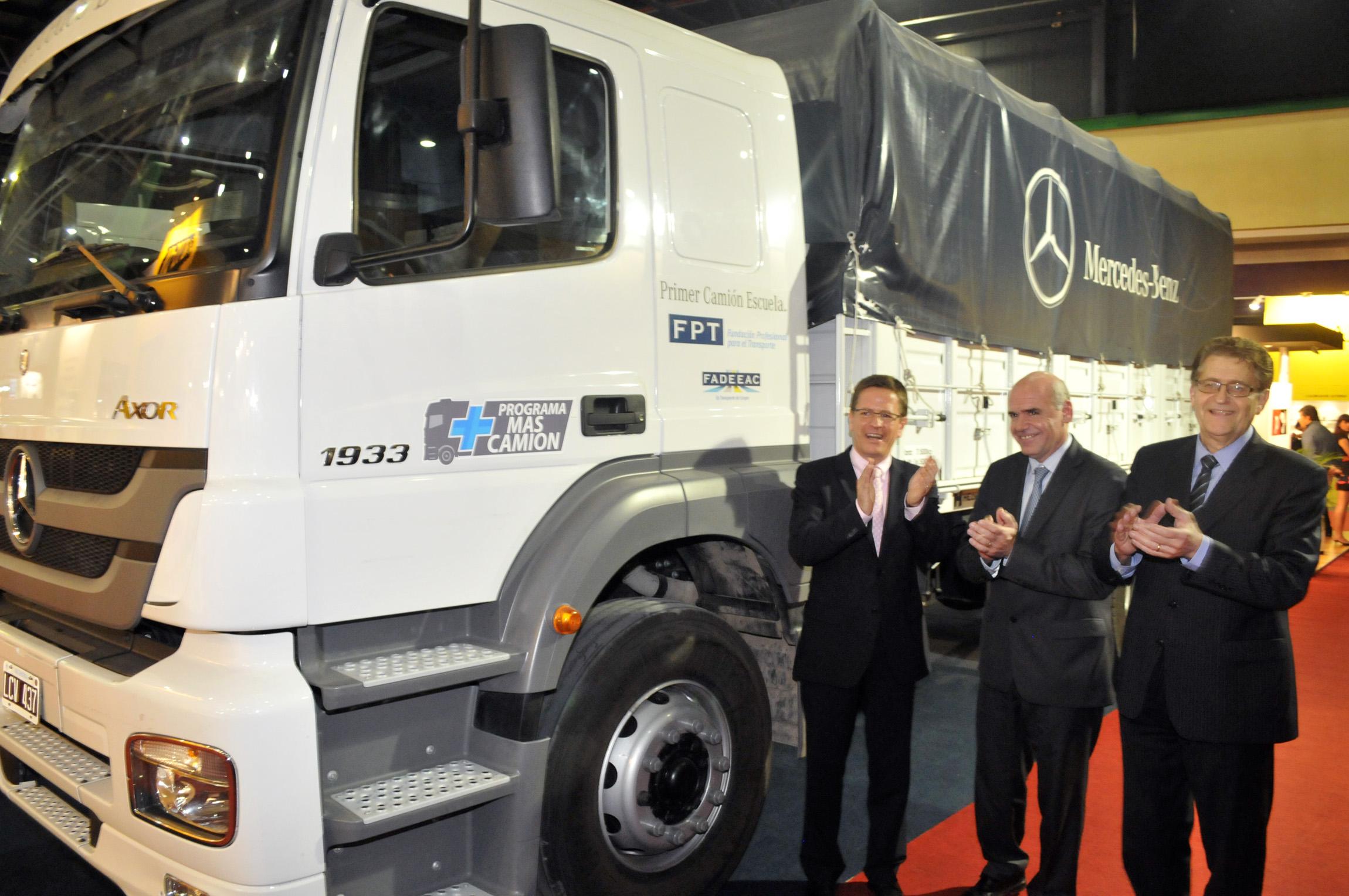 Mercedes-Benz aporta el primer camión escuela a FADEEAC