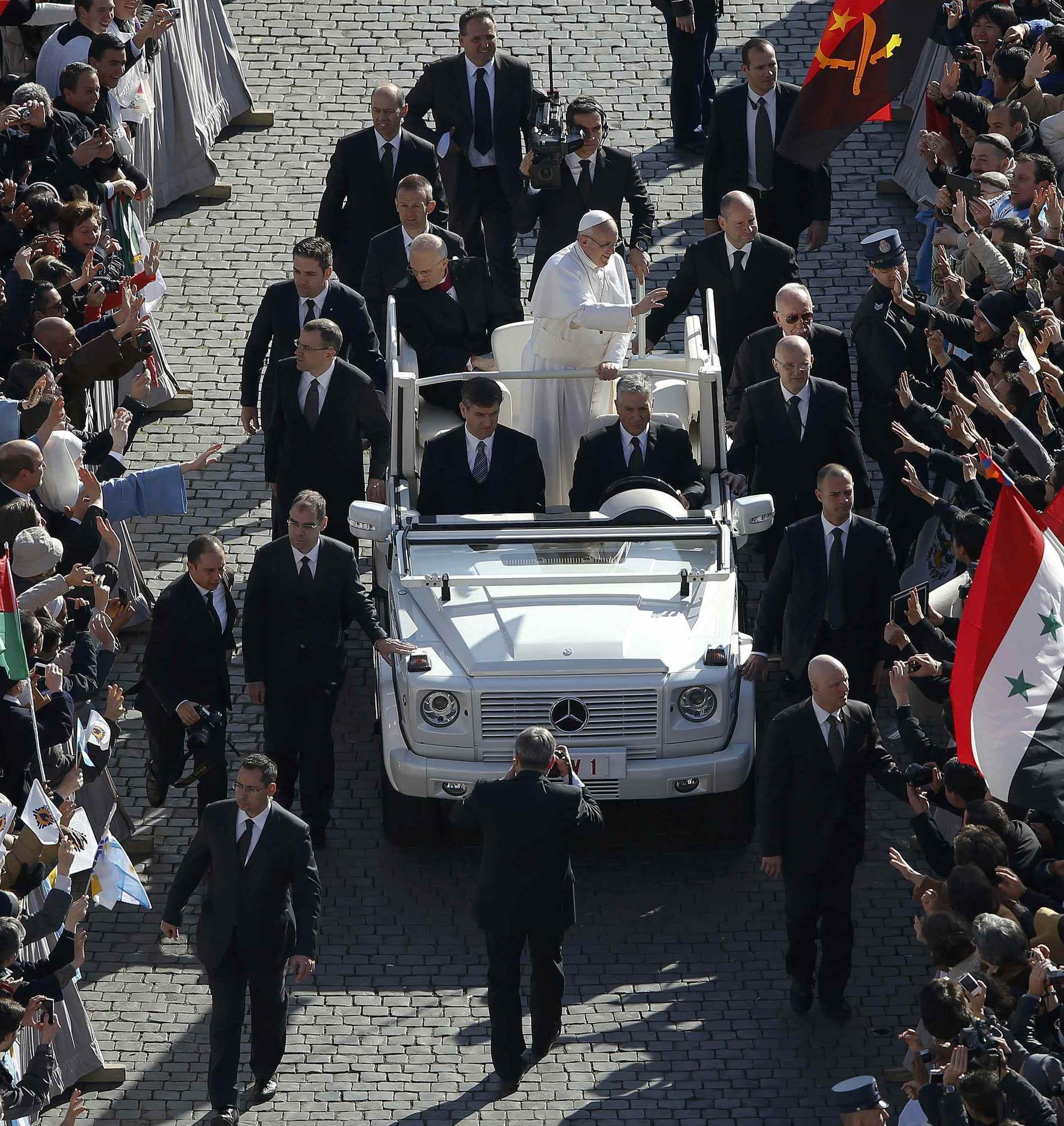 Mercedes-Benz a cargo de la logística Papal