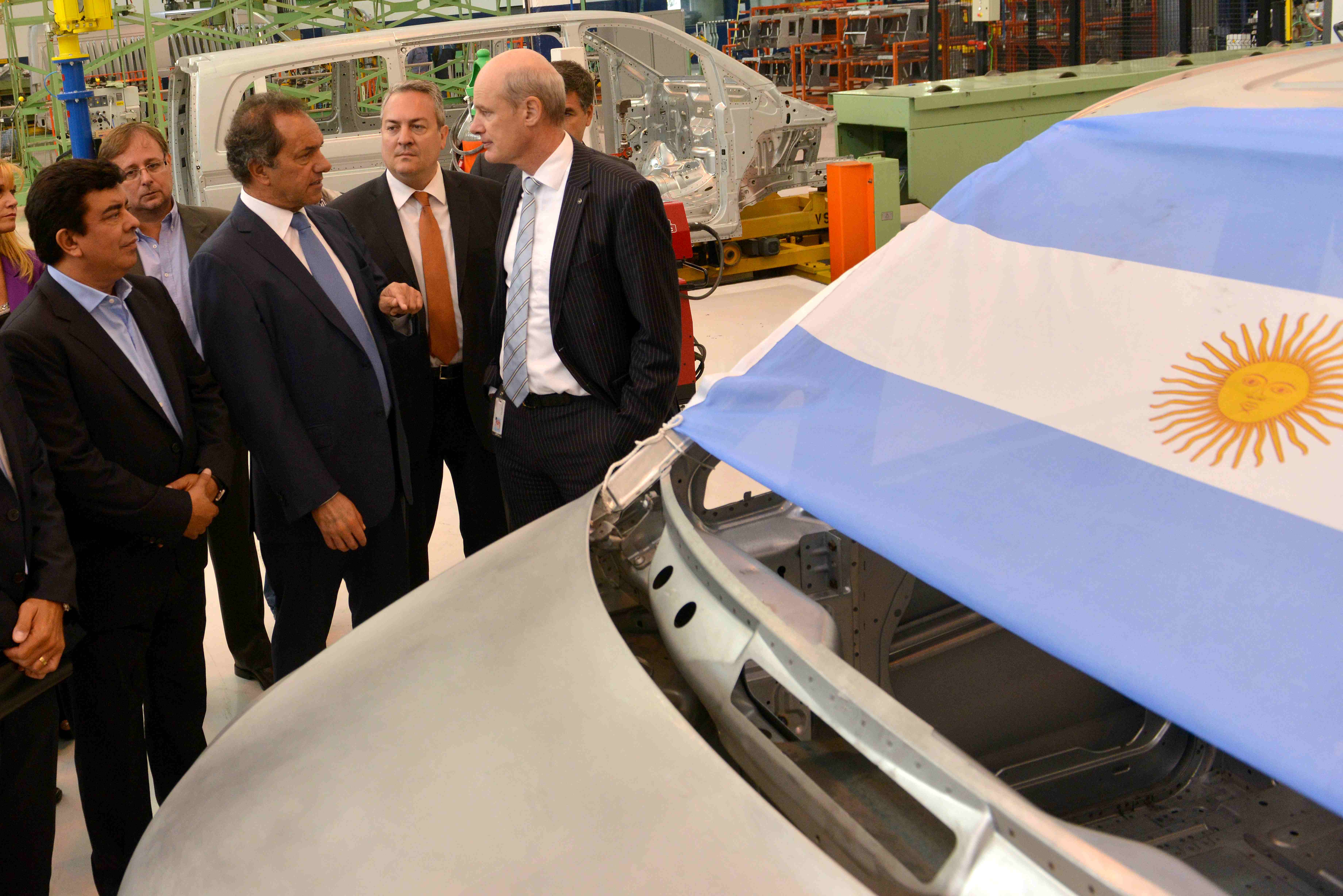 El gobernador Scioli visitó planta de Mercedes-Benz