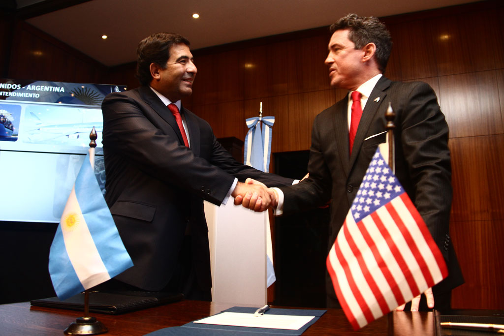 Argentina y EE.UU firman memorando para intercambio de información de comercio exterior