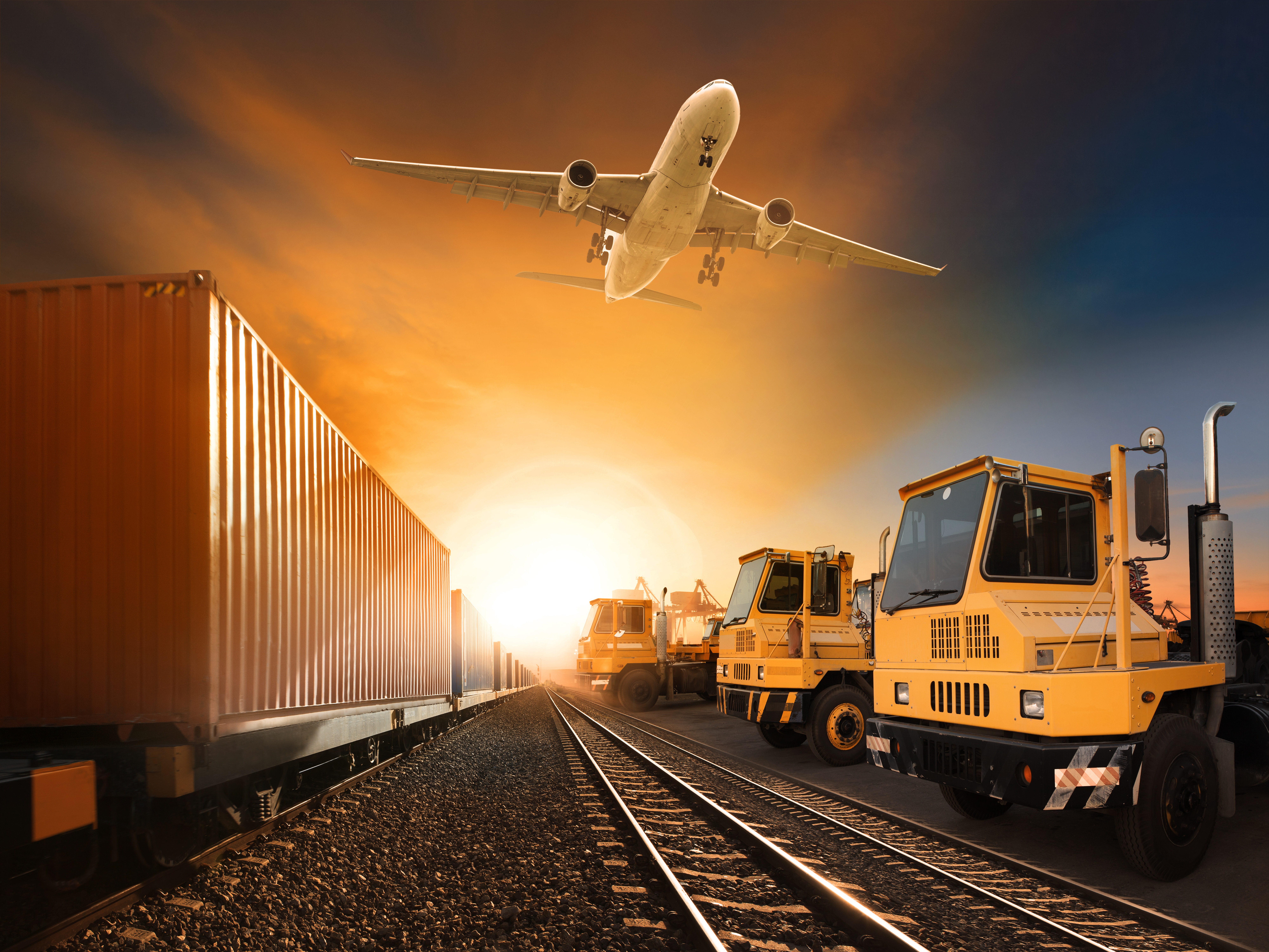 Más carga transportada por trenes y camiones, menos por avión