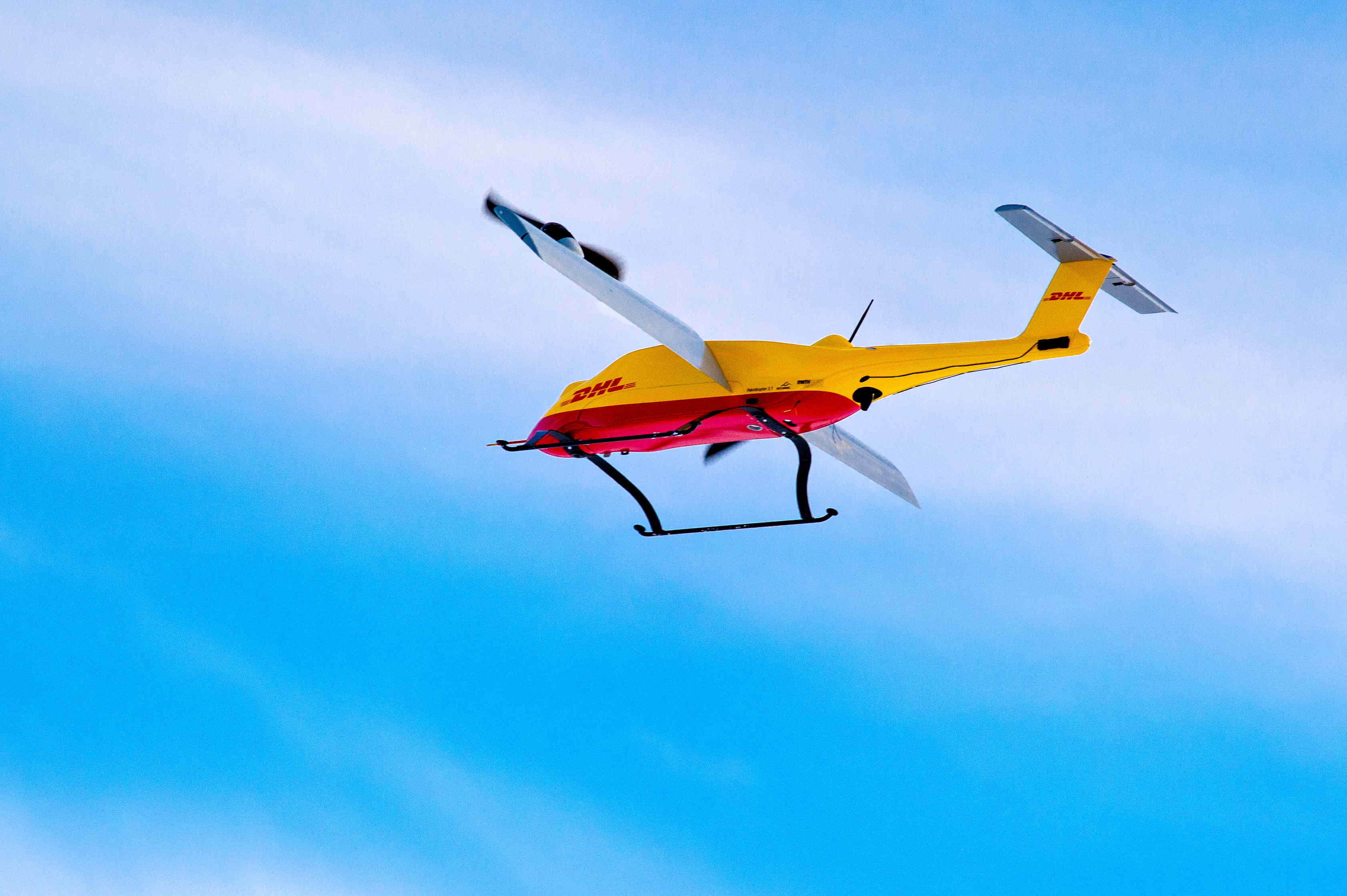 DHL realiza primera entrega con microdron