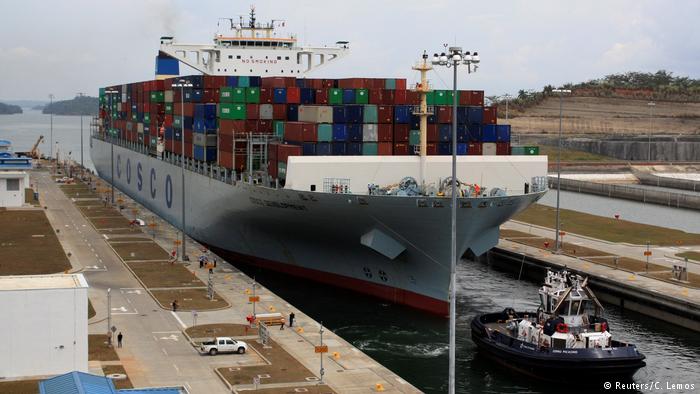 El mayor buque en atravesar el Canal Ampliado de Panamá