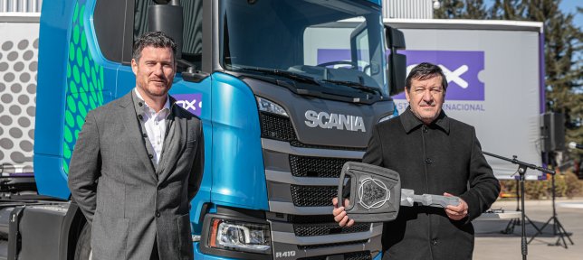 Scania entregó su primer camión a gas